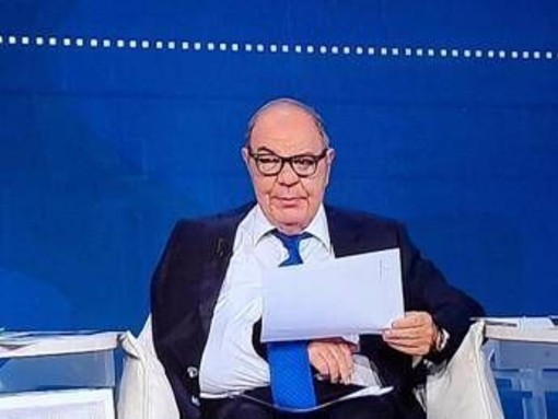 Vespa in onda con fasciatura al braccio e volto tumefatto: "Ho fatto una rovinosa caduta"