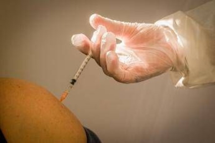 Un unico vaccino anti Covid e influenza, c'è l'ok dell'Ema al farmaco per gli over 50 Un unico vaccino anti Covid e influenza, c'è l'ok dell'Ema al farmaco per gli over 50