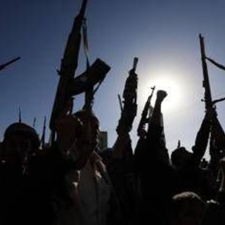 Yemen, Houthi: "Colpita la più grande raffineria dell'Arabia Saudita". Esplosioni a Riad Yemen, Houthi: "Colpita la più grande raffineria dell'Arabia Saudita". Esplosioni a Riad