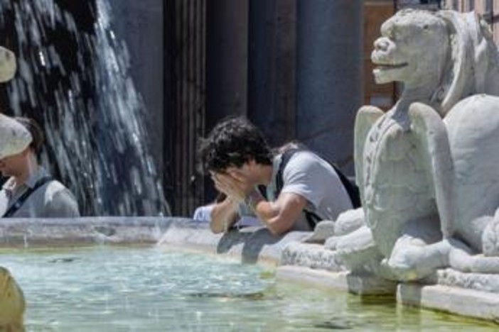 Caldo estremo sull'Italia, due città in allerta massima e 6 bollini arancioni: il bollettino Caldo estremo sull'Italia, due città in allerta massima e 6 bollini arancioni: il bollettino