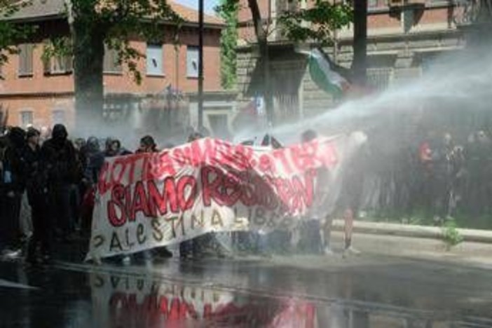 Primo maggio a Torino, gruppo si stacca da corteo verso Askatasuna: tensioni con agenti