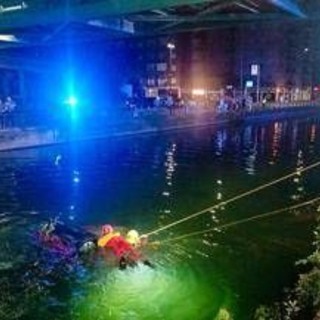 Tragedia a Corsico, finisce dentro al naviglio in auto: morto 24enne Tragedia a Corsico, finisce dentro al naviglio in auto: morto 24enne