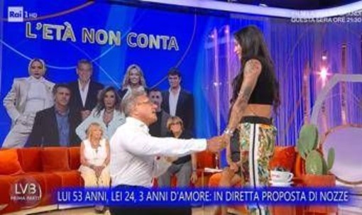 Lui ha 53 anni, lei 24: a La volta buona arriva la proposta di matrimonio a sorpresa