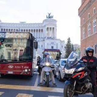 A Roma autobus sempre più 'ostaggi' delle auto, nel centro storico viaggiano anche a 1 km l'ora: lo studio