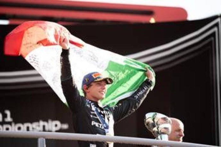 Antonelli, trionfo nel Gp di Monza e lacrime: "Non so cosa ho fatto". I tifosi: "Adesso vinci il Mondiale" Antonelli, trionfo nel Gp di Monza e lacrime: "Non so cosa ho fatto". I tifosi: "Adesso vinci il Mondiale"