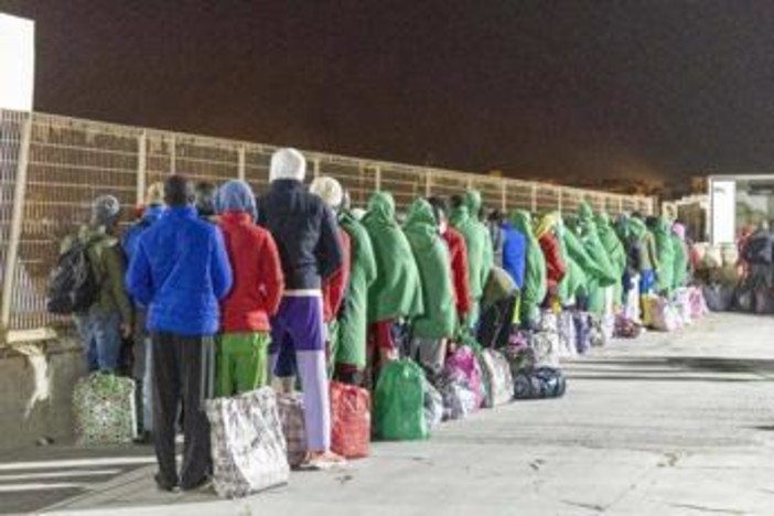 Migranti, traduceva male colloqui con richiedenti asilo: fermato interprete a Siracusa