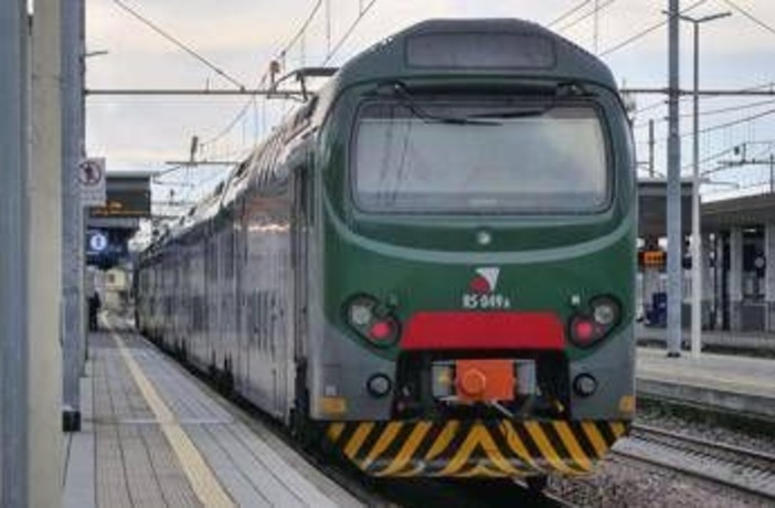 Bologna, cavi tranciati vicino alla stazione: rallentamenti e ritardi dei treni fino a 2 ore