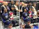 James gioca con una bambina: LeBron versione 'babysitter' in Nba