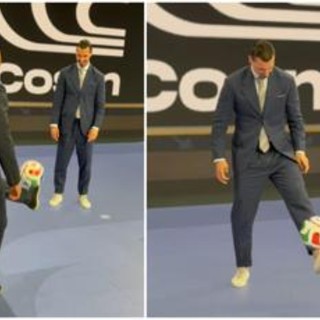 Ibrahimovic, show ai Mondiali: palleggia con Henry... nello studio tv
