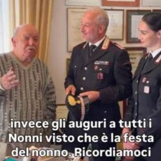 Festa dei nonni, Lino Banfi e i carabinieri contro le truffe: "Chiamate e non vi vergognate" Festa dei nonni, Lino Banfi e i carabinieri contro le truffe: "Chiamate e non vi vergognate"