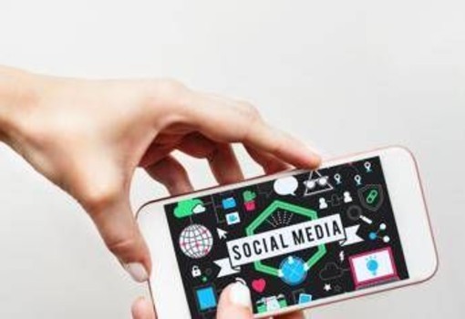 Social vietati ai minori di 15 anni, dall'Australia al Regno Unito: cosa fanno gli altri Paesi Social vietati ai minori di 15 anni, dall'Australia al Regno Unito: cosa fanno gli altri Paesi