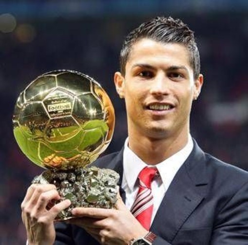 Cristiano Ronaldo batte Messi, è suo il Pallone d'Oro di tutti i tempi. Poi sui social: "Il calcio è dei tifosi!" Cristiano Ronaldo batte Messi, è suo il Pallone d'Oro di tutti i tempi. Poi sui social: "Il calcio è dei tifosi!"
