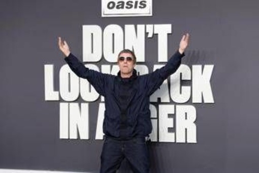 Oasis a Roma, Liam Gallagher scatenato sui social: le risposte (surreali) ai fan