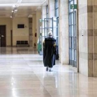 Lascia al nipote preferito un'eredità di 800mila euro ma gli altri non ci stanno: "Non vedeva bene, è stata guidata" Lascia al nipote preferito un'eredità di 800mila euro ma gli altri non ci stanno: "Non vedeva bene, è stata guidata"