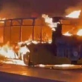 Bus in fiamme in Svizzera, 6 morti a Kerzers: "Un uomo si è dato fuoco"