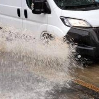 Nubifragio su Roma, strade allagate e traffico in tilt: giornata da incubo Nubifragio su Roma, strade allagate e traffico in tilt: giornata da incubo