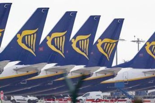Ryanair, stop ai biglietti cartacei: da mercoledì carte d'imbarco solo digitali Ryanair, stop ai biglietti cartacei: da mercoledì carte d'imbarco solo digitali