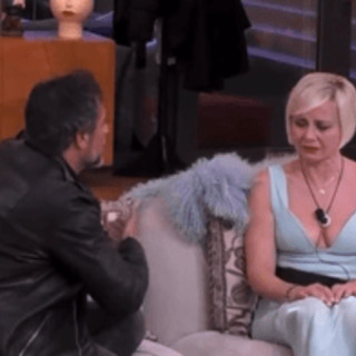 Pietro Delle Piane al Gf Vip, l'abbraccio (e l'addio) con Antonella Elia: cosa è successo