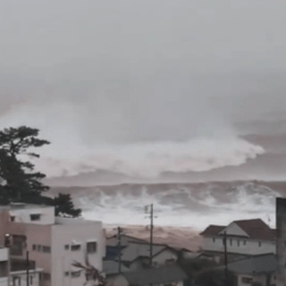 In Giappone il tifone Dujuan fa 4 morti poi si allontana dalla costa orientale: quasi due milioni di evacuati e 6 dispersi