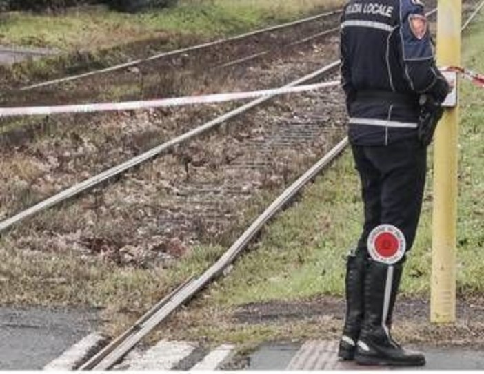 Milano, si blocca ruota e tram esce dai binari: nessun ferito Milano, si blocca ruota e tram esce dai binari: nessun ferito