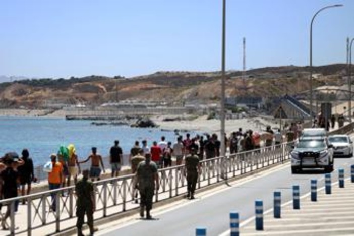 Ceuta, ancora 2500 migranti in città. Marocco: "Avevamo avvertito Spagna". Madrid: "Falso" Ceuta, ancora 2500 migranti in città. Marocco: "Avevamo avvertito Spagna". Madrid: "Falso"