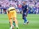 Francia-Paraguay 1-0, la sintesi di Mbappé: "Abbiamo messo le mani nella m..." Francia-Paraguay 1-0, la sintesi di Mbappé: "Abbiamo messo le mani nella m..."
