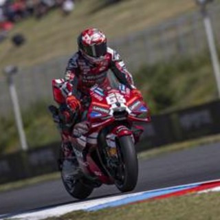 Bagnaia vince sprint MotoGp in Repubblica Ceca, cade Bezzecchi: ordine di arrivo e classifica piloti aggiornata