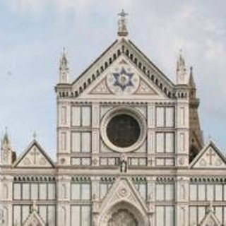 Si arrampicano sulla facciata di Santa Croce a Firenze, ripresi in video choc Si arrampicano sulla facciata di Santa Croce a Firenze, ripresi in video choc