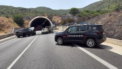 Scontro con due auto in fiamme nel Cagliaritano, due morti e diversi feriti Scontro con due auto in fiamme nel Cagliaritano, due morti e diversi feriti