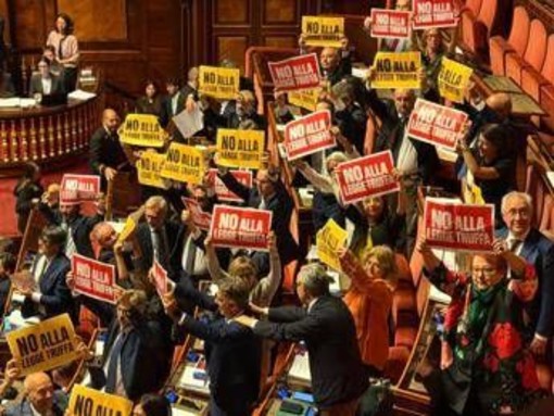 Legge elettorale, via libera del Senato. Protesta delle opposizioni in Aula Legge elettorale, via libera del Senato. Protesta delle opposizioni in Aula