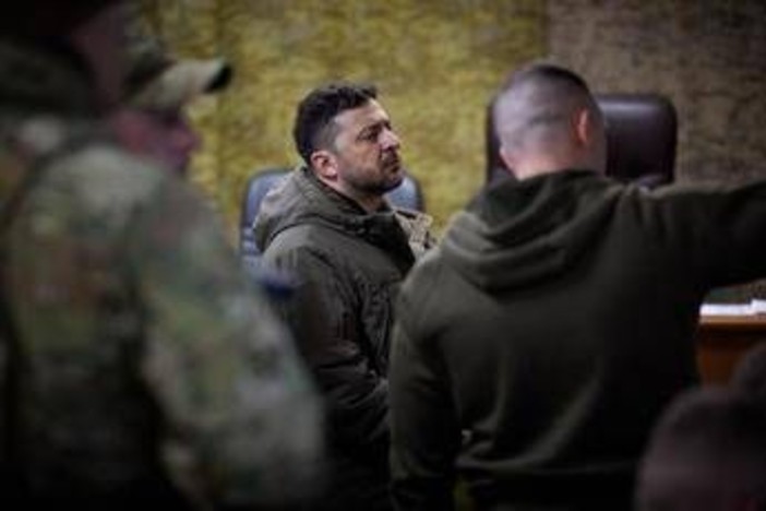 Ucraina, Zelensky in visita nel Donetsk: "Russia prepara offensiva primavera"
