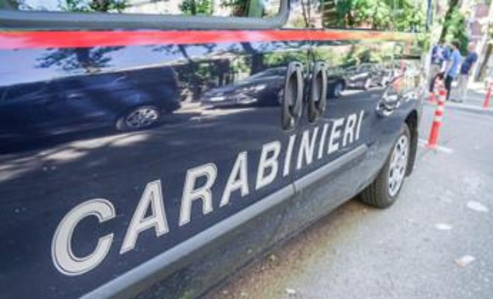 Genitori al centro commerciale, tre figli piccoli lasciati per ore da soli in casa: denunciati Genitori al centro commerciale, tre figli piccoli lasciati per ore da soli in casa: denunciati
