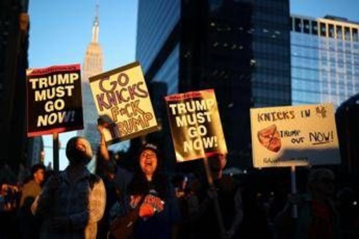 Trump fischiato al Madison Square Garden, i Knicks perdono la gara 3 Trump fischiato al Madison Square Garden, i Knicks perdono la gara 3