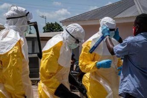 Ebola, Save the Children: "Virus avanti a velocità mai vista prima. Un morto su 4 è un bambino" Ebola, Save the Children: "Virus avanti a velocità mai vista prima. Un morto su 4 è un bambino"