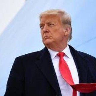 Usa, Trump cambia aereo in segreto ma giornalisti tenuti all'oscuro: è polemica