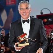 Mostra di Venezia, Clooney riceve il Leone d'oro alla carriera: "L'arte non ferma le guerre ma è antidoto contro la paura"