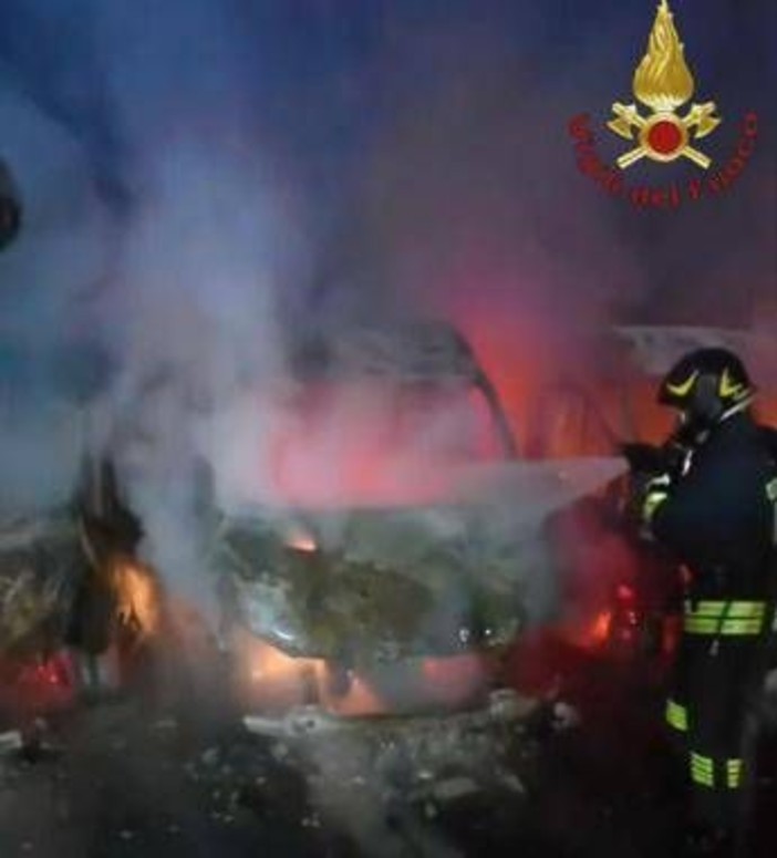 Sette furgoni di una ditta di consegne in fiamme a Fiumicino, indagini polizia