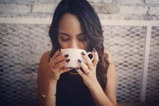 Tumori, con caffè o tè bollente rischio cancro esofago più alto: "Meglio tiepido"