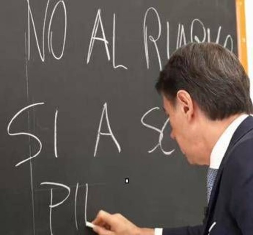 Conte a scuola, il messaggio contro il riarmo: c'è un errore alla lavagna Conte a scuola, il messaggio contro il riarmo: c'è un errore alla lavagna
