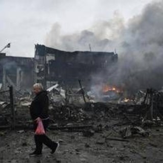 Ucraina, ancora raid su Kiev. Dalla Russia dubbi sugli Usa: "Azioni incoerenti"