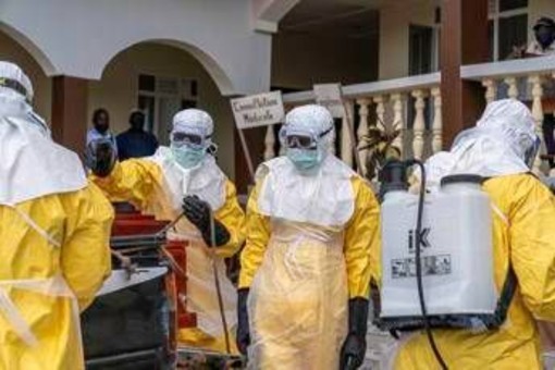Ebola, il co-scopritore del virus: "Si diffonde a velocità mai vista"