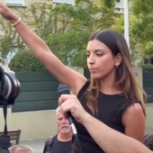 Saluto nazista davanti all'ambasciata del Marocco a Madrid, chi è l'attivista 24enne virale sui social Saluto nazista davanti all'ambasciata del Marocco a Madrid, chi è l'attivista 24enne virale sui social