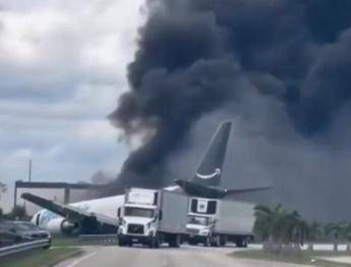 Aereo Boeing 767 cargo di Amazon esce di pista, si schianta e prende fuoco a Miami: "Almeno 5 morti" Aereo Boeing 767 cargo di Amazon esce di pista, si schianta e prende fuoco a Miami: "Almeno 5 morti"