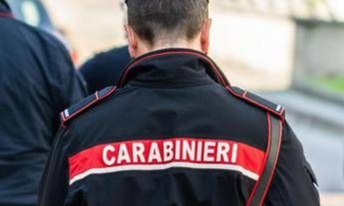 Vuole dare fuoco alla moglie, figlio nasconde accendino fino all'arrivo dei carabinieri