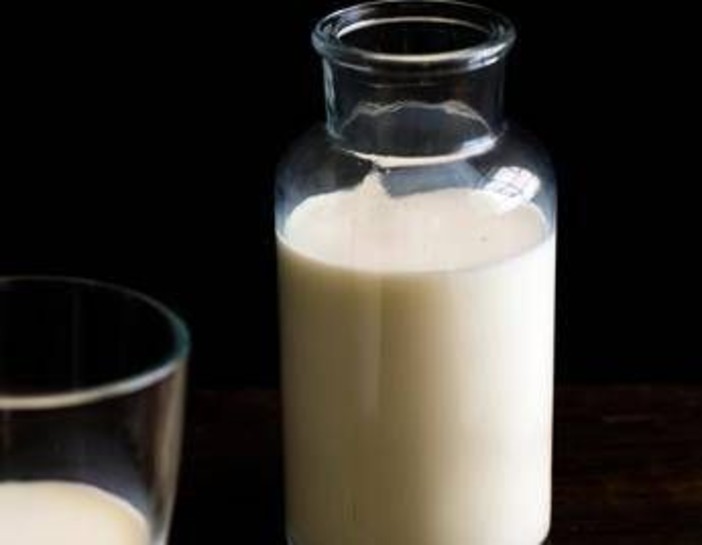 Latte crudo, nuove infezioni tra gli 'adepti'. Bassetti: "Va vietato"