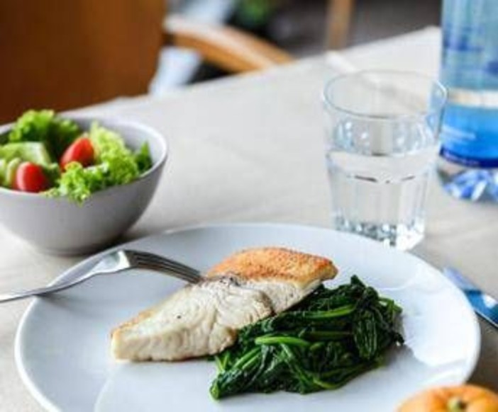 La dieta per invecchiare senza malattie, i cibi per arrivare 'sani' a 70 anni: lo studio