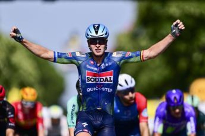 Tour de France, Merlier vince allo sprint la 12/a tappa e Pogacar resta in giallo