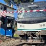 Incidente a Viterbo, si scontrano treno e pullman al passaggio a livello: studenti feriti