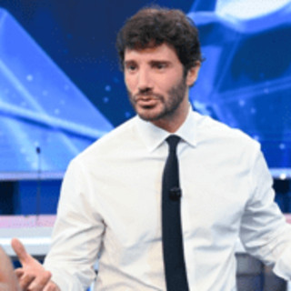 Sanremo 2027, De Martino cambia le regole: voto online ed Eurovision, 24 Big in gara e paletti su Ia