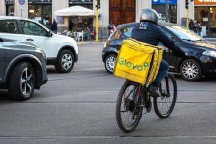 Rider sfruttati, Glovo replica: "Procura non ha ordinato di assumerne 40.000"